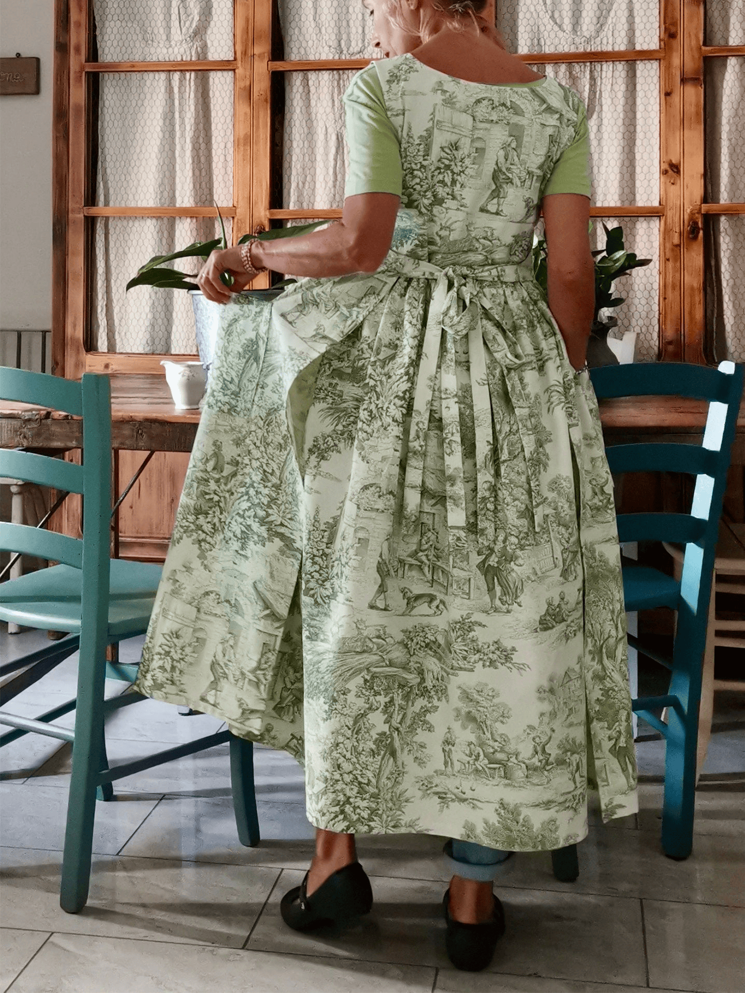 Vintage Light Green Base Pastoral Figure & Plant Print Long Apron & Dress (2-in-1)